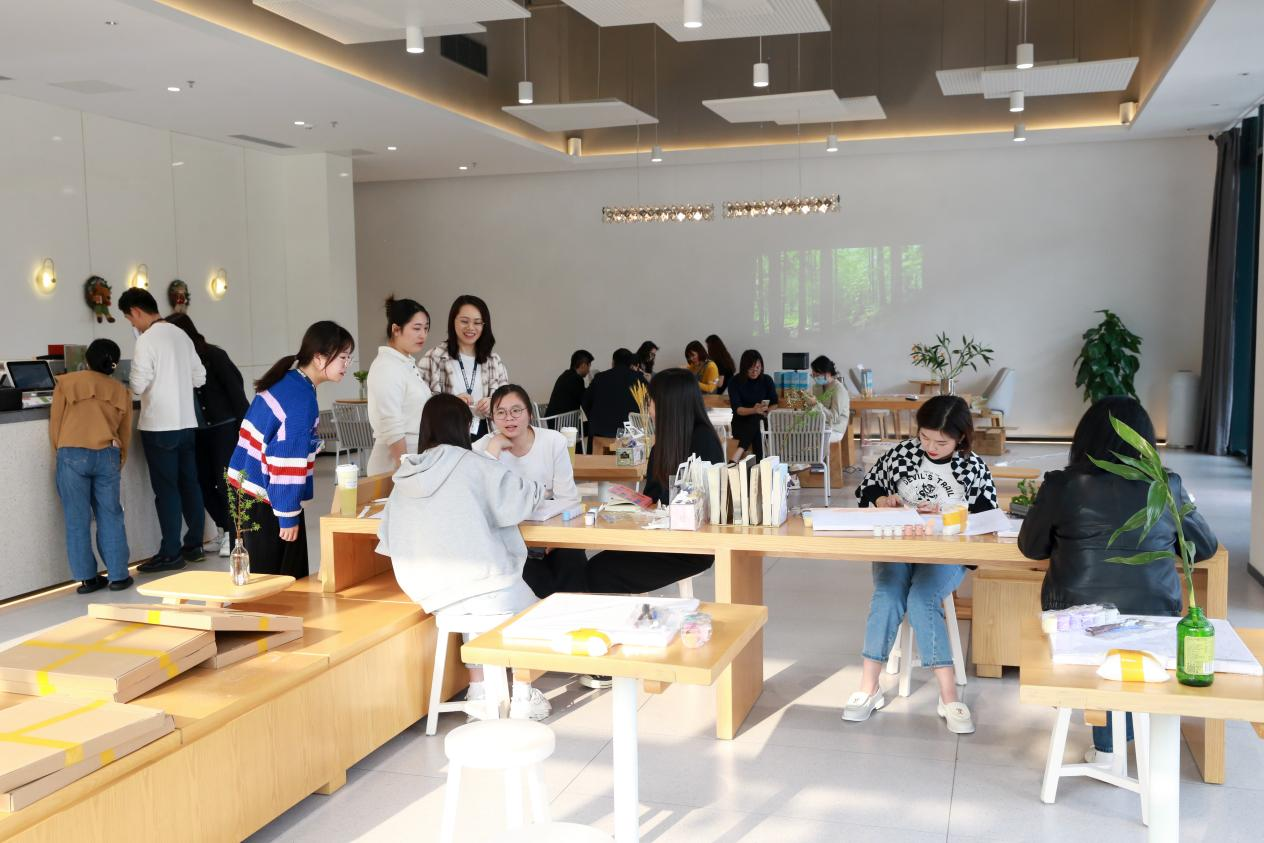 花漾女神，傲然绽放 | bb电子官网登录技术举行“花漾女神宠爱日”活动，热烈庆祝三八国际妇女节